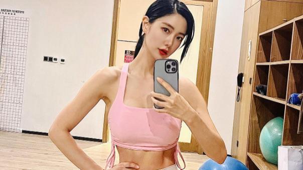 号称“韩国第一美”的李成敏，在线分享A4腰、柯基臀练习方法