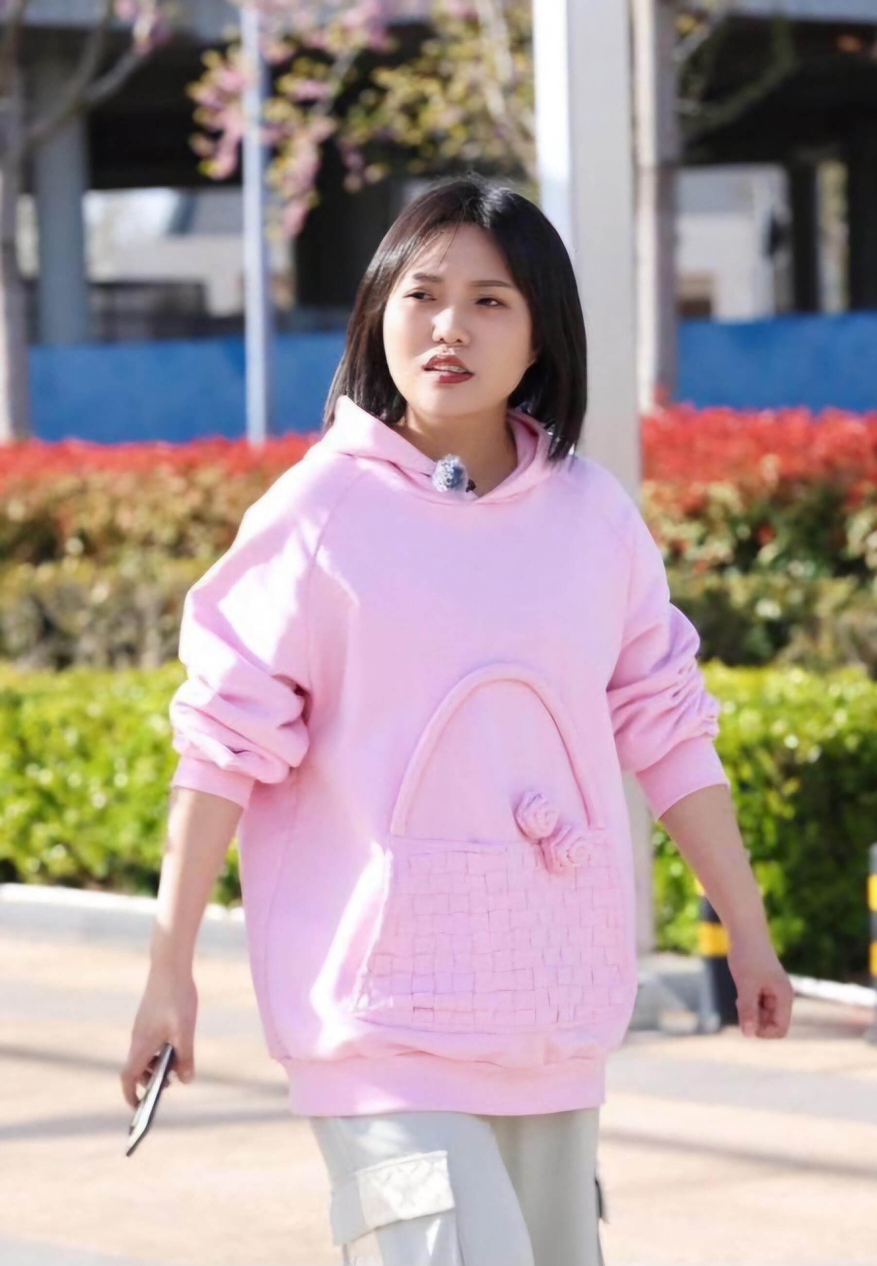 沈月李雪琴的综艺抉择：无奈退赛之叹