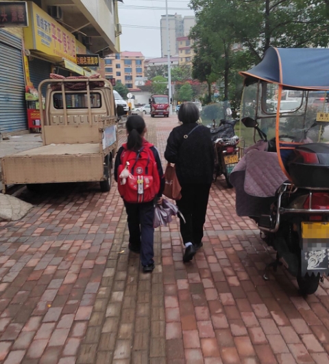 婆婆三个儿子三个儿媳，可她摔伤腿骨折住院，我和老公把她送进医院后，只有我一个儿媳
