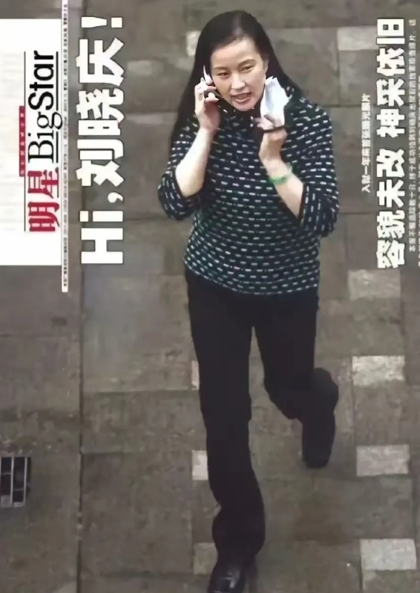 这是蹲了422天监狱，刚出来的刘晓庆
狗仔卓伟在她出来的那一刻
抓拍了这张照片，