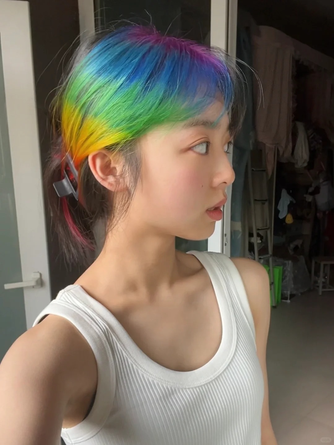 彩虹挑染后发现更喜欢素颜
第一次尝试大胆的染发 染完发现出奇的显白，原本以为这种