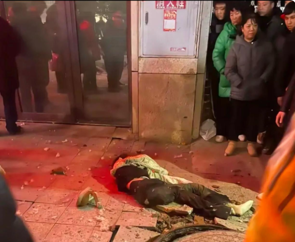 重庆女孩井盖内放鞭炮，惨被炸飞！知情者爆料：她是足球特长生，老师天天群里喊别放炮