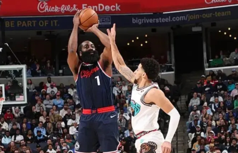 哈登够硬。快船第四节101-93被追到101-102落后。然后在这种关头，裁判连