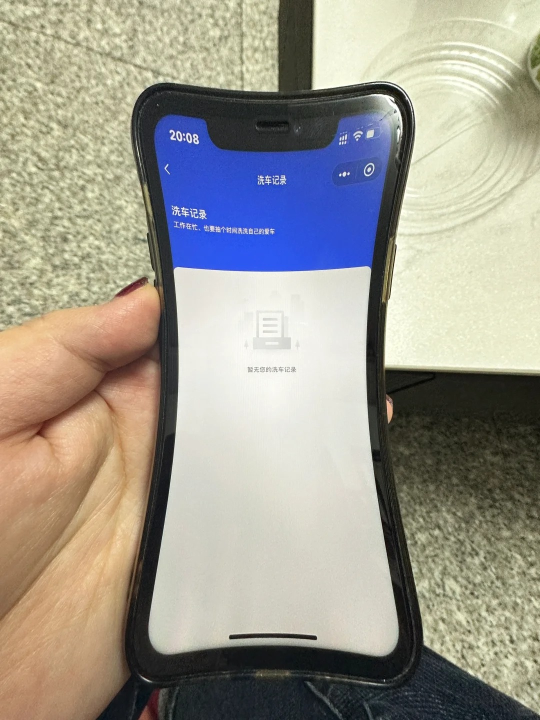 求助苹果摄像头这是咋了？
求助   近距离手机拍照的时候照片变形了微距和长焦都没