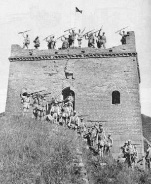 抗战中，主力团三团攻击东团堡损失惨重。营长陈宗坤建议求援，团长邱蔚却为难。陈宗坤