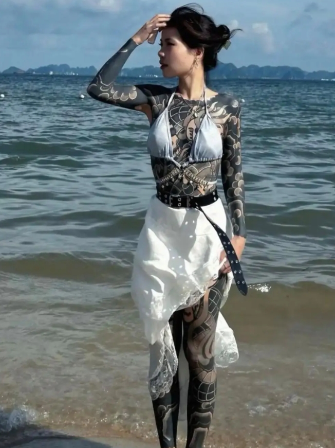 这样穿衣服不是多余吗！哈哈哈哈 [大笑][大笑][大笑][大笑][大笑]