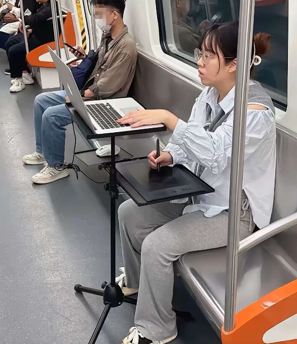 回家的地铁上，眼神已迷离，依然倔强的在干活。