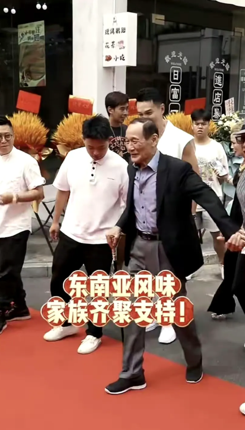 港星陈惠敏手持拐杖踏足内地参与开业仪式，往日威严不再，面容尽显温和，年届79岁仍