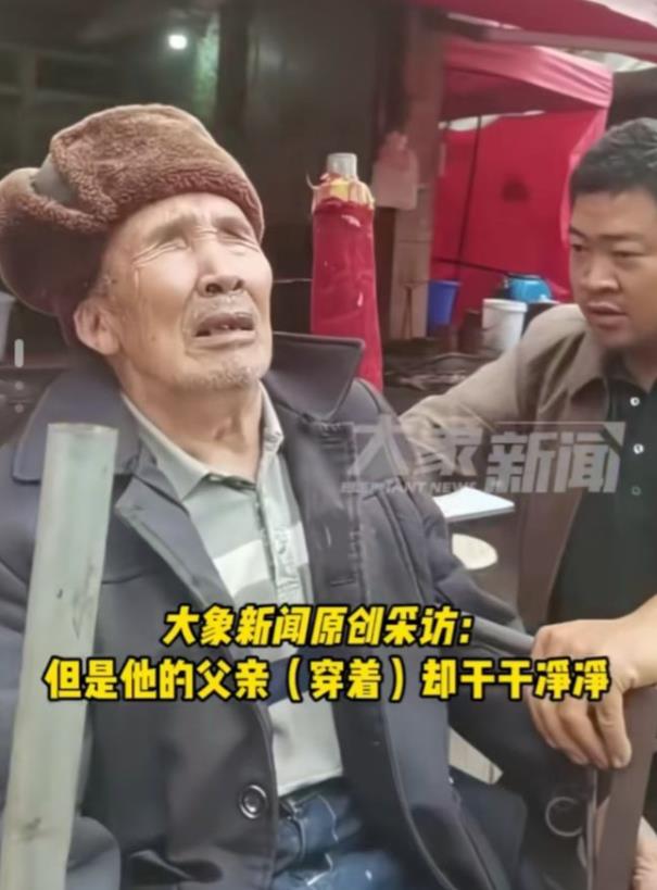 “看哭了！”云南，男子和80岁失明失聪的父亲一起卖红薯，家里还有失明的母亲需要照