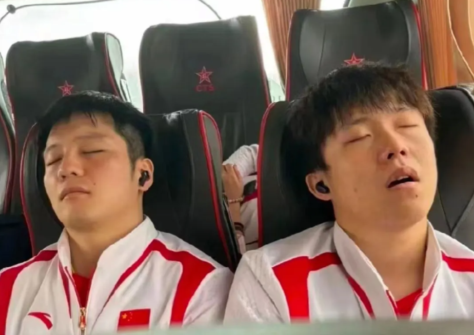马龙请全妹喝果茶买帽子的原因找到了。

1、收了龙队好处的全妹果然没发他的丑照，