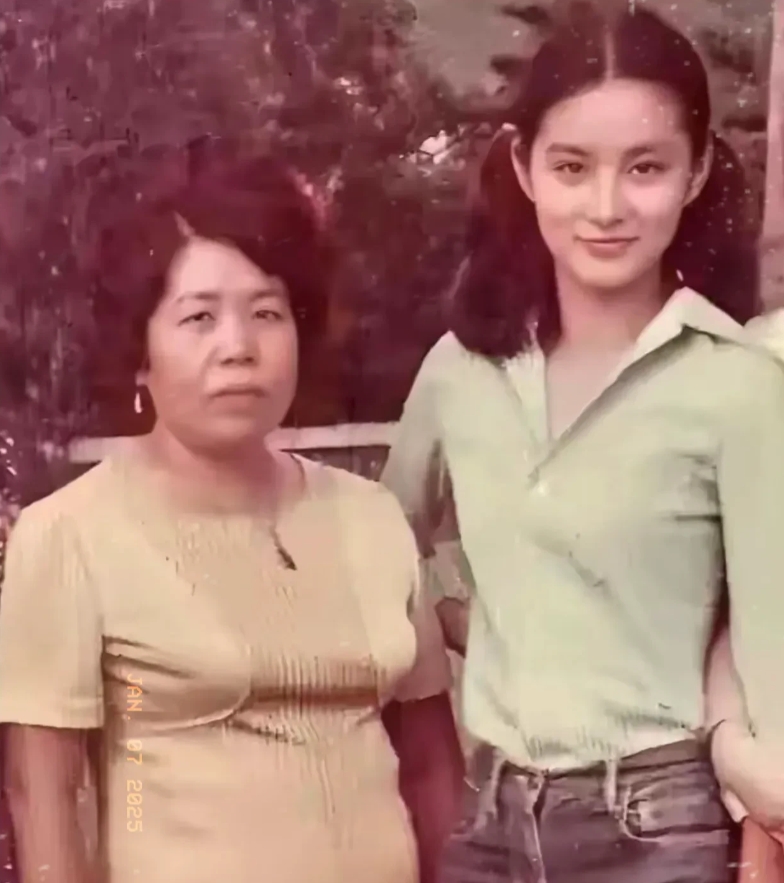 你确定这真是她亲妈？
反正我是不敢相信啊🤔
都说女儿多半像爸爸
我想应该是真的
