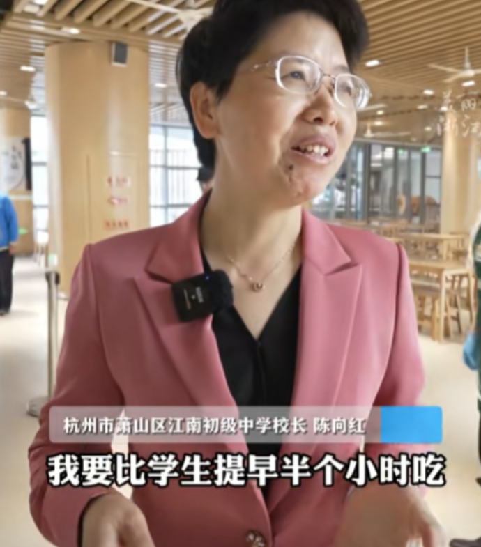 浙江一所学校的校长，向我们诠释了何为“身先士卒”！
 
学校的食堂安全问题屡见不