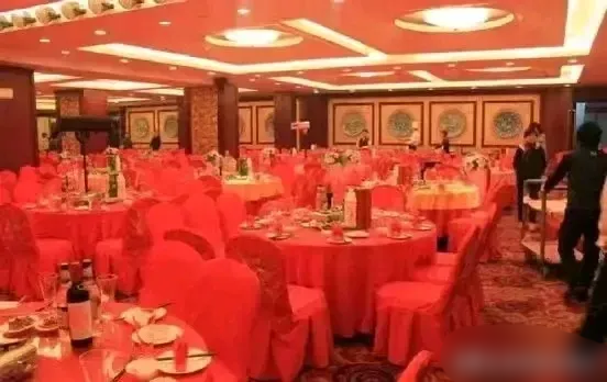 婚宴上11瓶茅台不翼而飞？黑龙江哈尔滨，女子在高档酒店举办婚礼，宴席上自家安排了