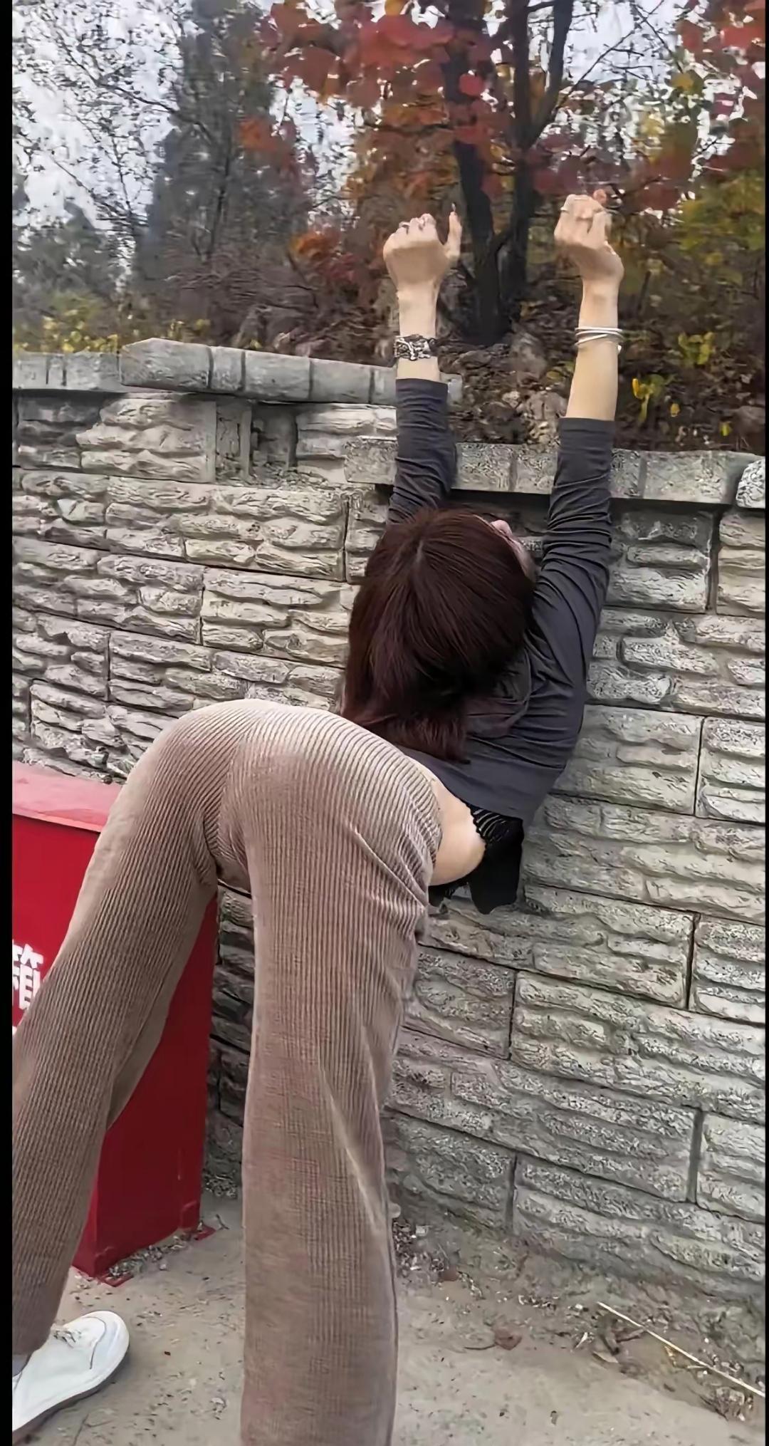 哎呀，手滑又爬墙失败了，这堵墙真是太难征服了！