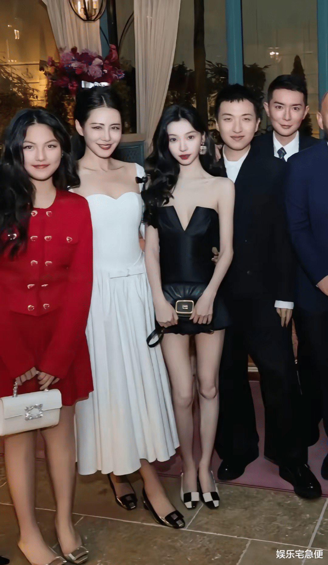 众星齐聚巴黎时尚晚宴！赌王千金何超莲最美，14岁王诗龄落落大方（赌王千金何超莲亮相演员）-第6张图片-九妖电影