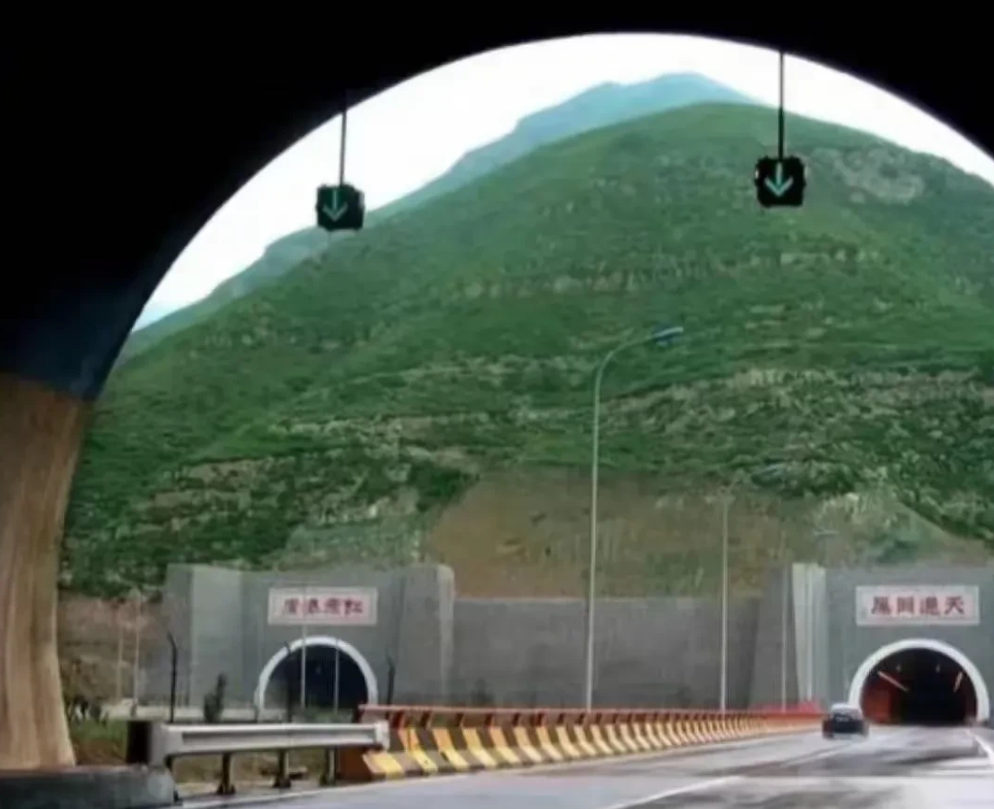 不懂就问，为啥每一条隧道上面都会有一座山压着呢？