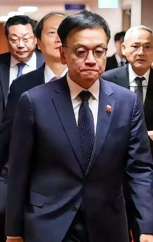 逮捕失败过去一天后，公调处找到了关键人物，这一次终于开窍了！

公调处没想到自己