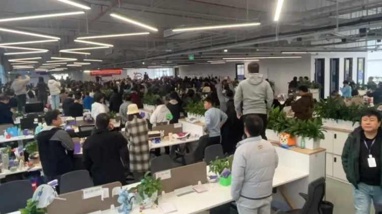 极越汽车原地解散：CEO被围堵，员工要钱！
