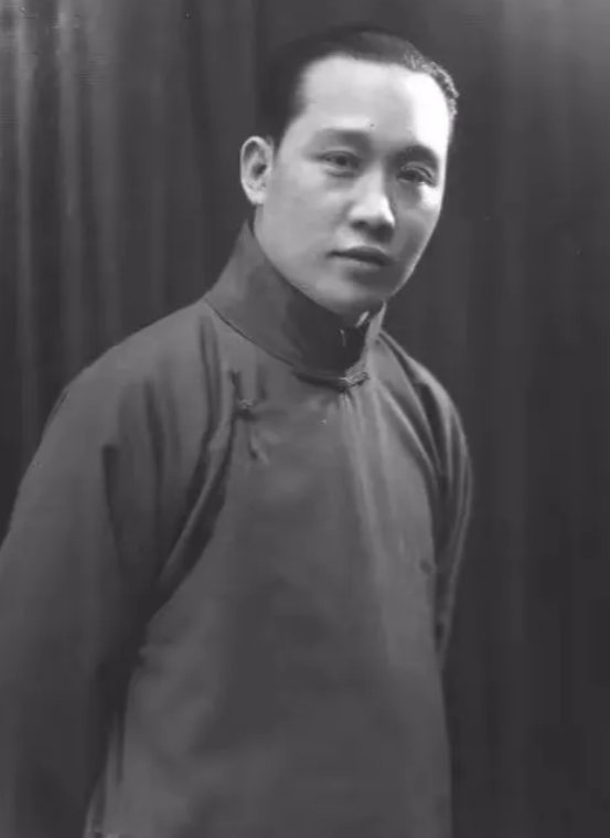 1918 年，荀慧生洞房花烛夜，等宾客走后，他进洞房，看到新娘就迫不及待掀盖头。