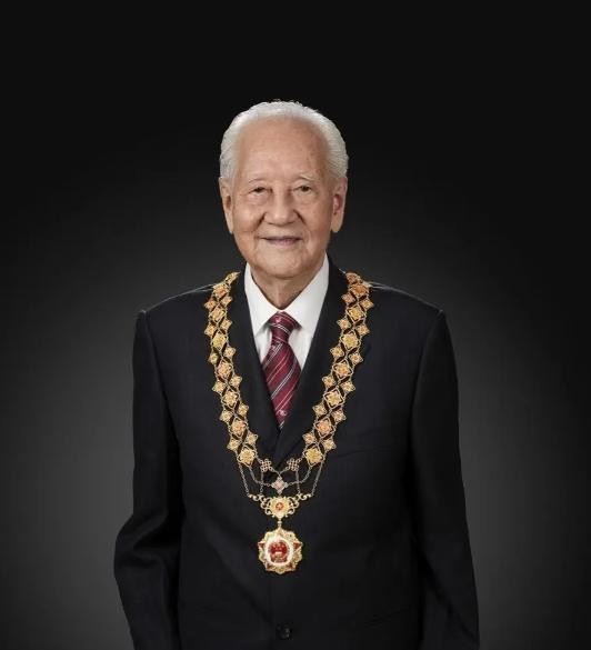 近年来，我们常常看到明星的生活琐事成为社交媒体的热门话题，而真正为国家做出巨大贡