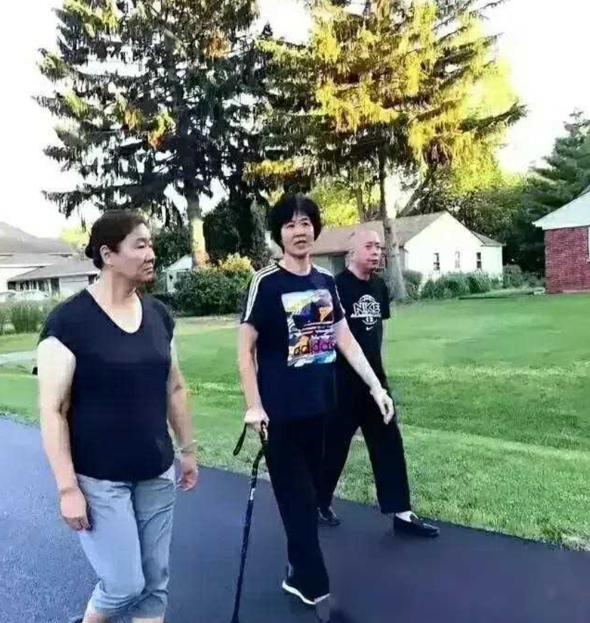 在洛杉矶富人区，郎平拄着手杖和姐姐、姐夫散步，看起来健康状况欠佳，这或许是昔日的