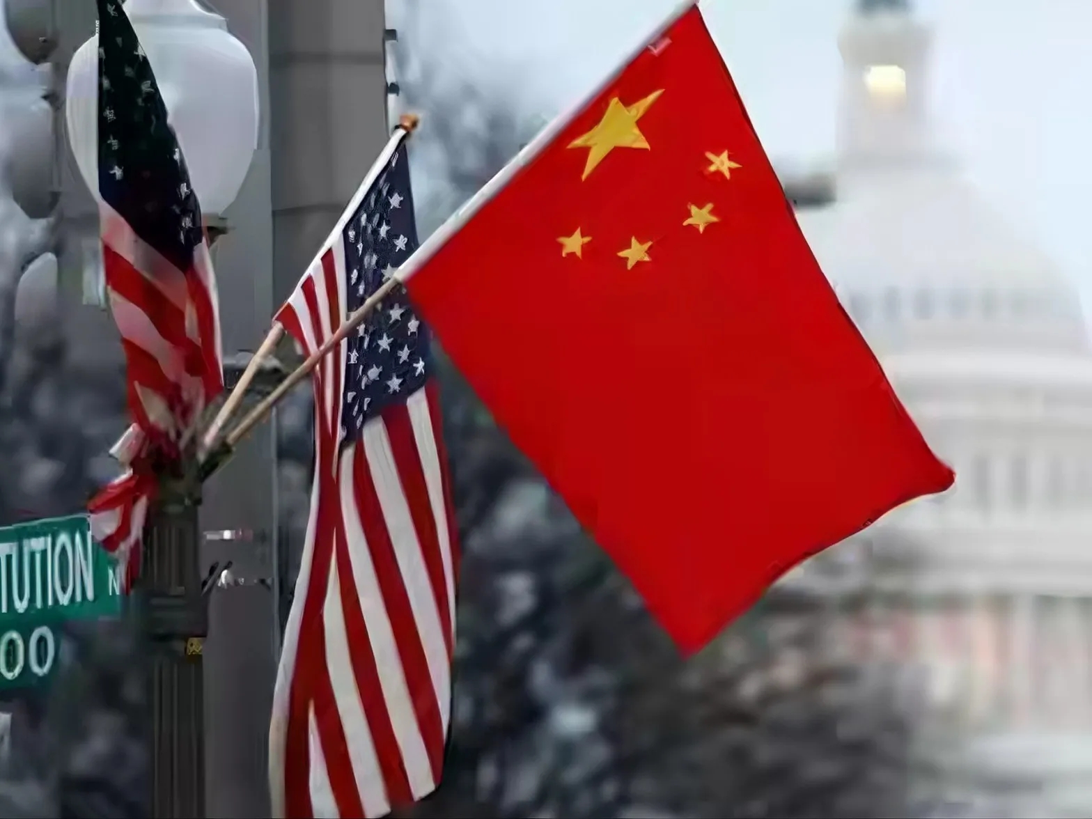 12月12日，新加坡《联合早报》报道:“特朗普已邀请中方出席他下个月的就职典礼，