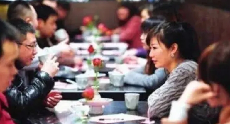 现在的大龄剩女口碑被自己玩坏了，过了35岁，她们都着急了！更是被现实吓坏了！为啥
