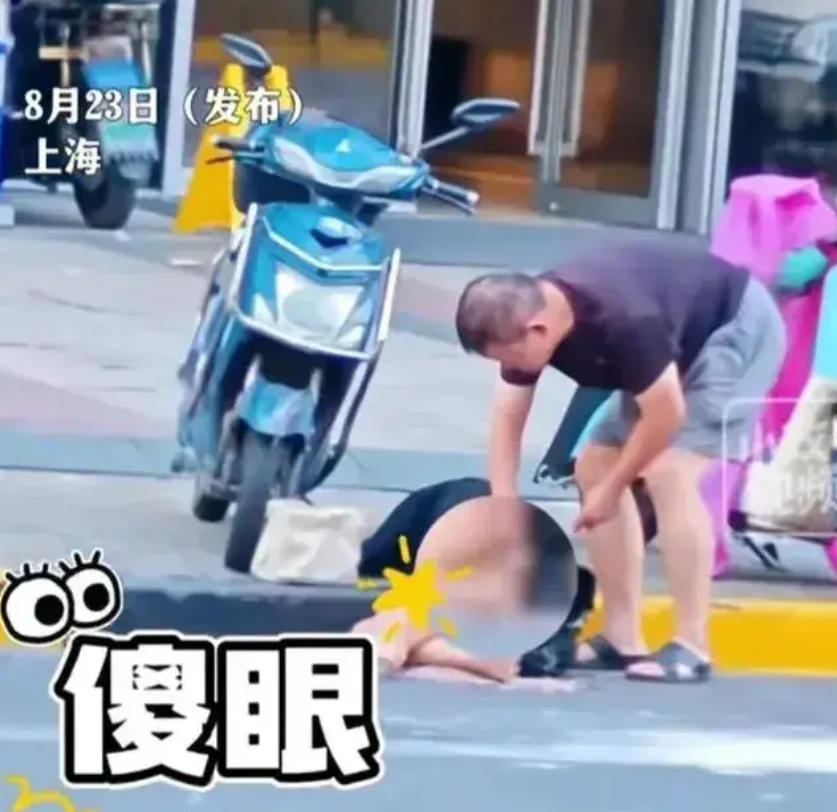 这就是猥亵的代价！”在上海，一名女子醉酒躺在路边，一名男子趁机把手伸到女子的衣服