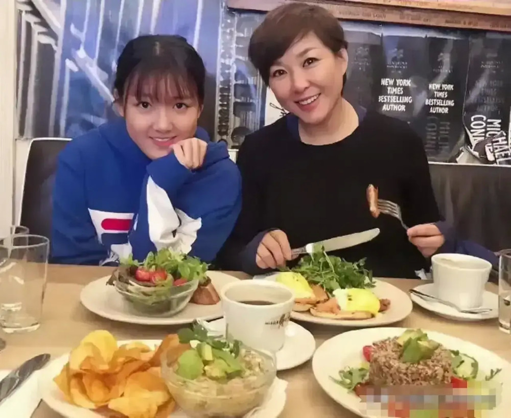 一次，李静把1000元放在鞋柜上，回来后发现钱不翼而飞，问保姆:“你看见那100