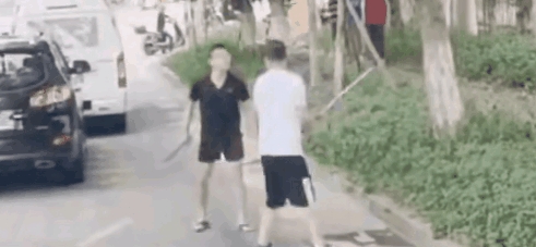 冲动的代价有多大？实在是令人恐惧。两名司机发生了冲突，各自手持一根钢管推搡对峙。