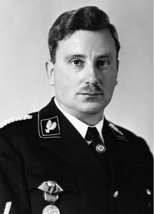 小胡子的好哥们党卫军元老级人物莫里斯当时在查成分时就被查出曾祖父是犹太人。当时希