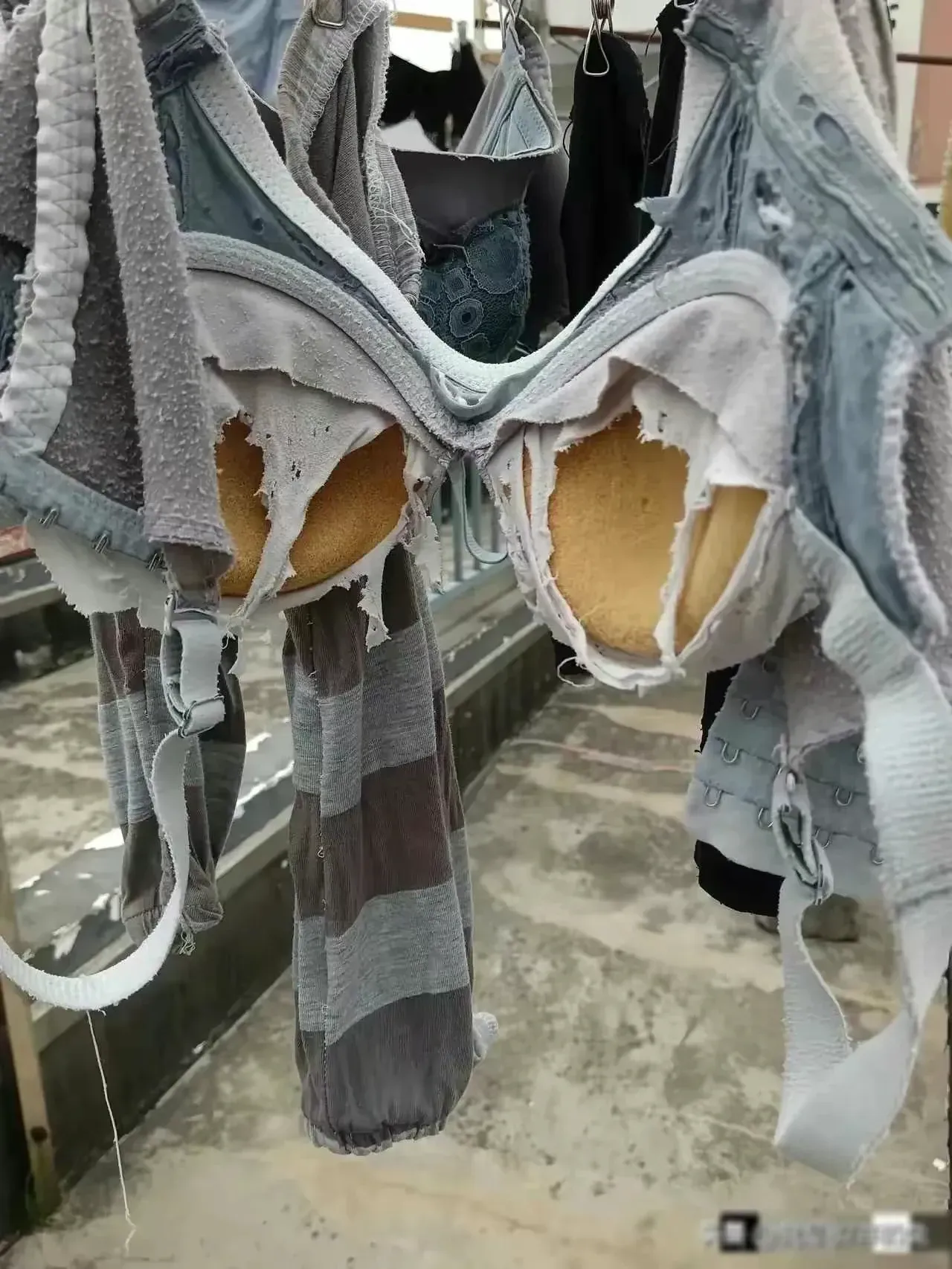 打工2年回来，发现烂成这样的内衣，老婆依旧不舍得换，我心里一阵心酸，太对不起老婆