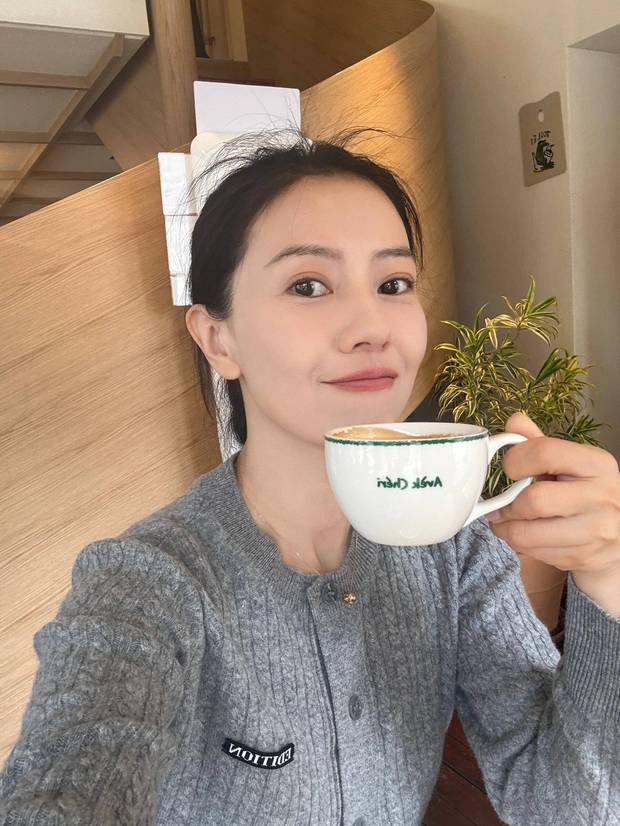 高圆圆米白大衣配牛皮包，机场随拍尽显女人味，温婉如初！

嘿，小伙伴们，今天咱们