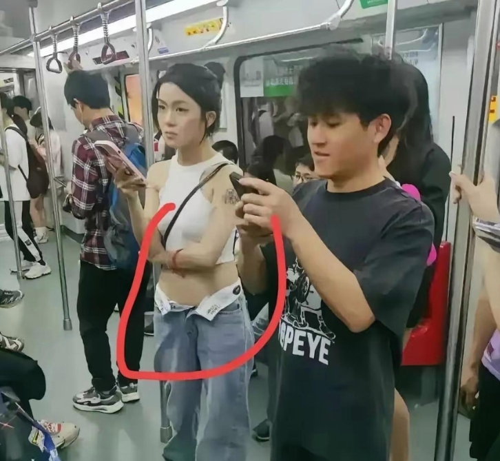 美女打扮不一般！
一般人接受不了！哈哈哈哈 [大笑][大笑][大笑][大笑][大