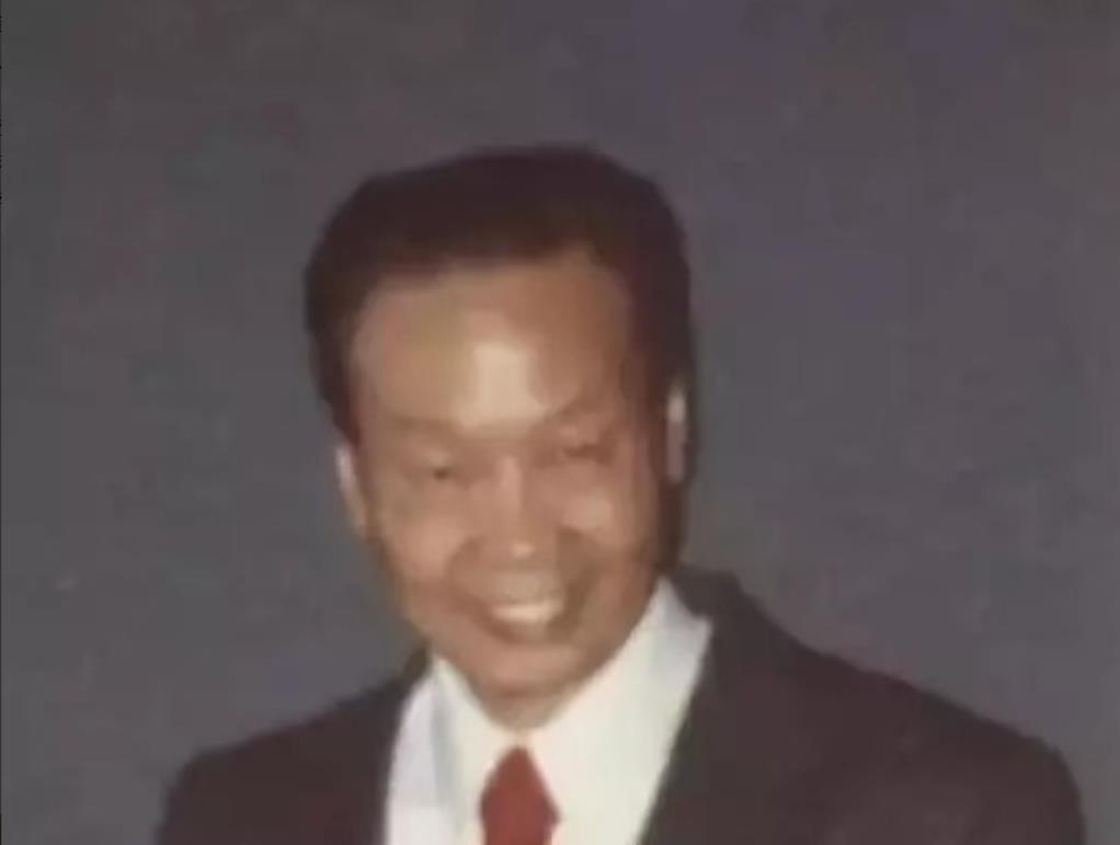 1986年，潜伏美国37年的我国王牌特工金无怠被捕，面对严酷刑罚，他捂着肚子，满