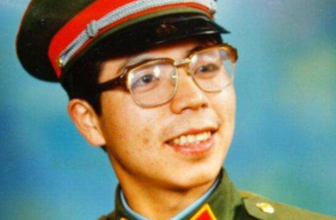 1984年，老山战役打响后，小战士陈洪远行军途中不幸脚滑，摔入悬崖峭壁之下，竟意