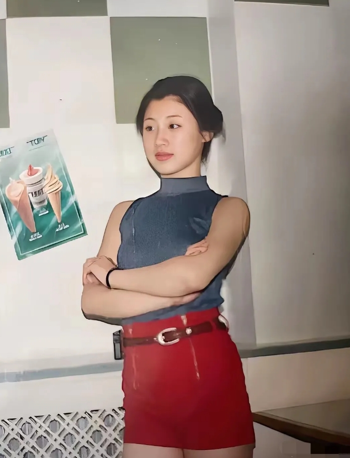 美女腰间挂的东西很多年轻人都见过吧。70后应该不陌生。
