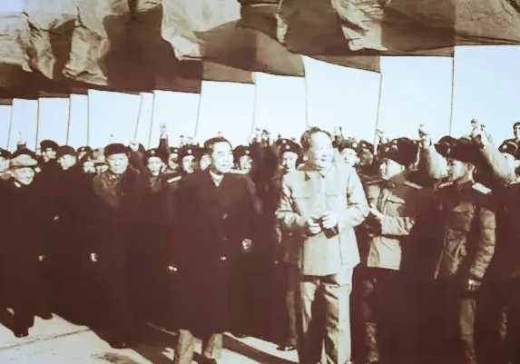 看到敬爱的领导人时，周围的人们欢呼起来。

这是60年代，周总理访问回来，毛主席