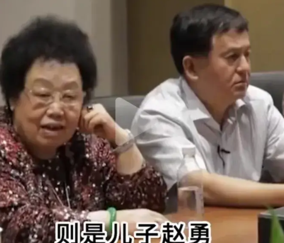 迟重瑞家庭地位一目了然，C位陈丽华身边一定是儿子赵勇，迟重瑞却坐在侧边、图中鲁豫