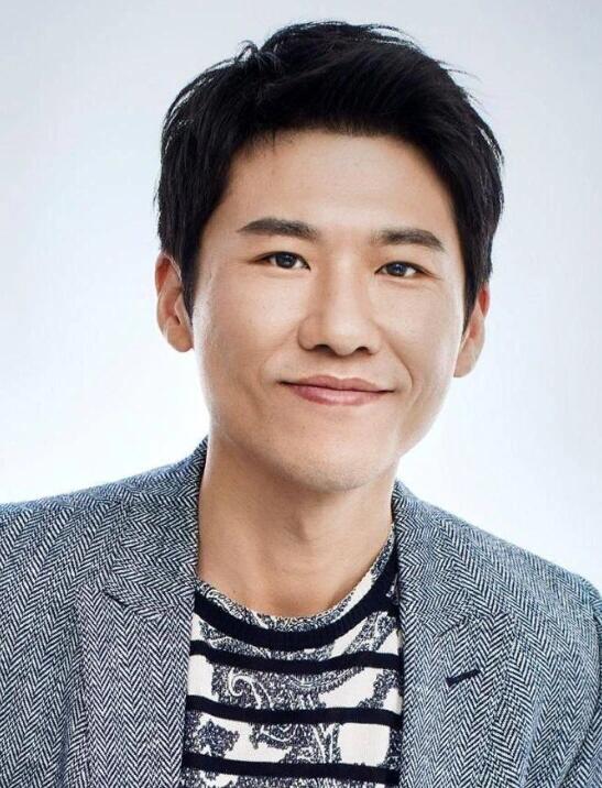 他真的不算帅，40岁才走红，娶初恋生女儿