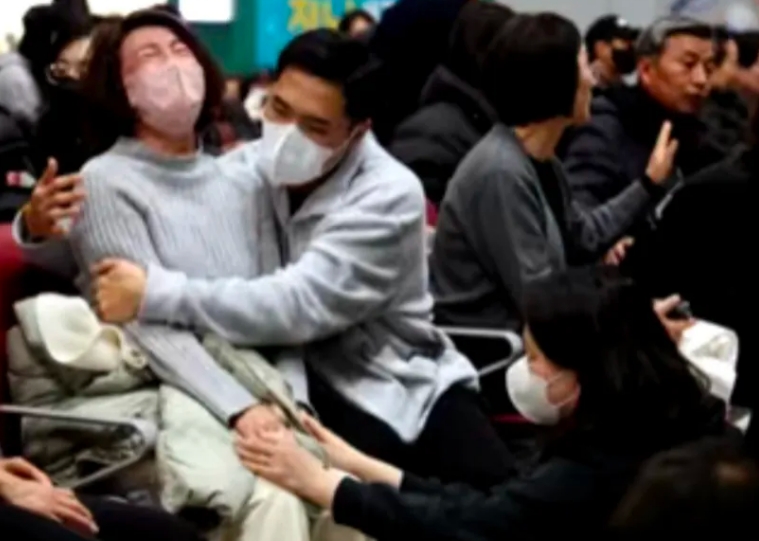 泪崩了！看到韩国坠机事件才看懂了东方大国那句老话！

“父子不同车，夫妻不同船，