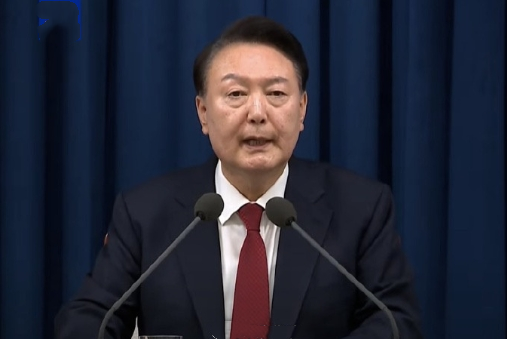可别吹尹卡卡这事儿是民主主义的胜利啊。
韩国首尔爆发示威游行不就是“天皇御谋反”