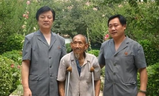 老英雄欠债躲藏 法官上门慰问

                        