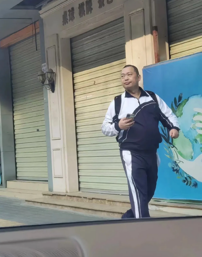 现在的学生压力也太大了，竟然这么显老。