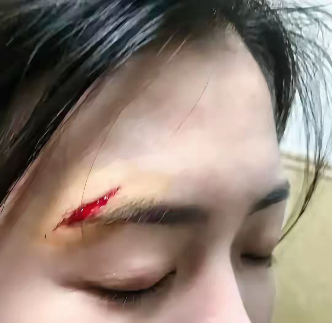 昨日是我父亲的生辰，我特意备下两瓶五粮液，还附上了万元红包以示孝心。不料，这一举