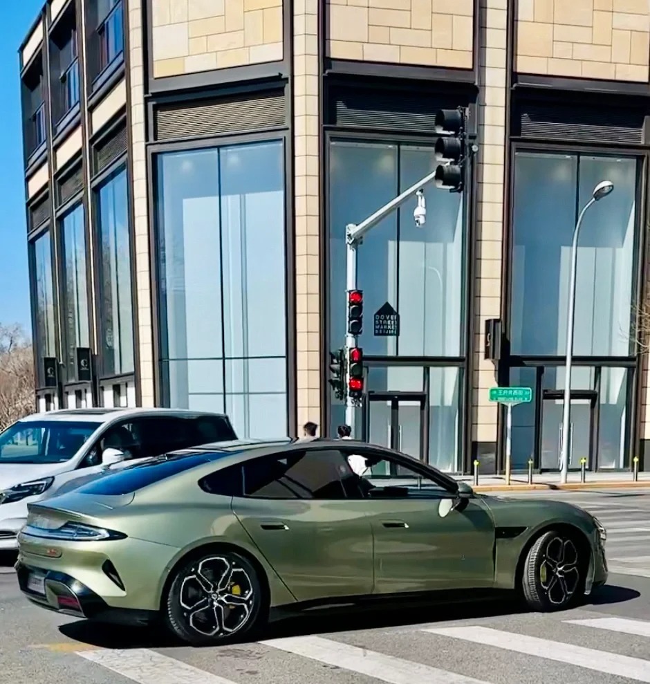 路遇小米SU7，好看，期待住