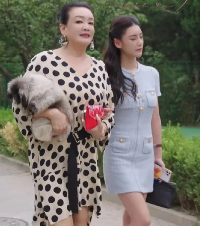 抖音平台封了张兰的号大家并没表现出过多的不满，但是封了汪小菲的号，就有网友看不下