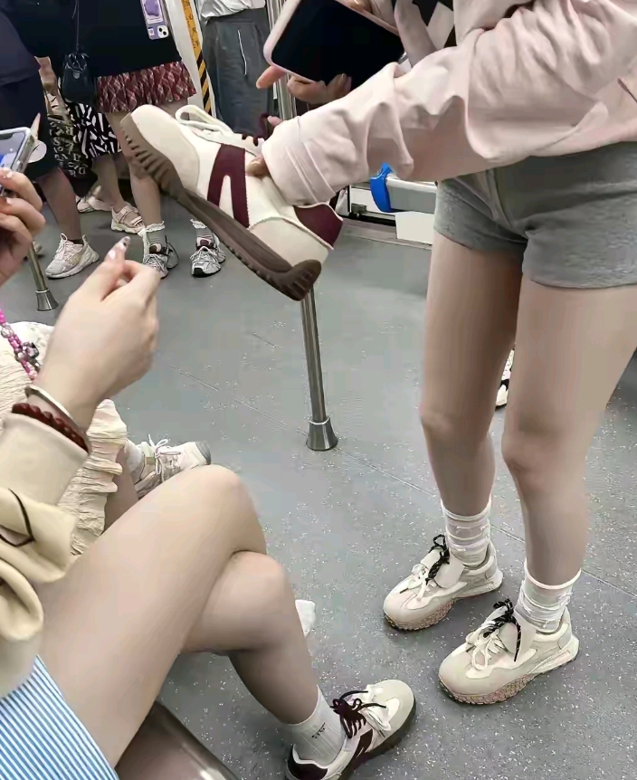 😲地铁上惊现超暖一幕！一女孩见另一女孩鞋子好看，竟大胆询问能否拍照买同款。没想