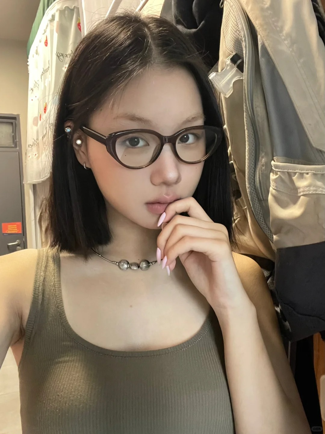 伪素颜，易如反掌
太喜欢这次的新美甲了，一自拍就忍不住把手放旁边