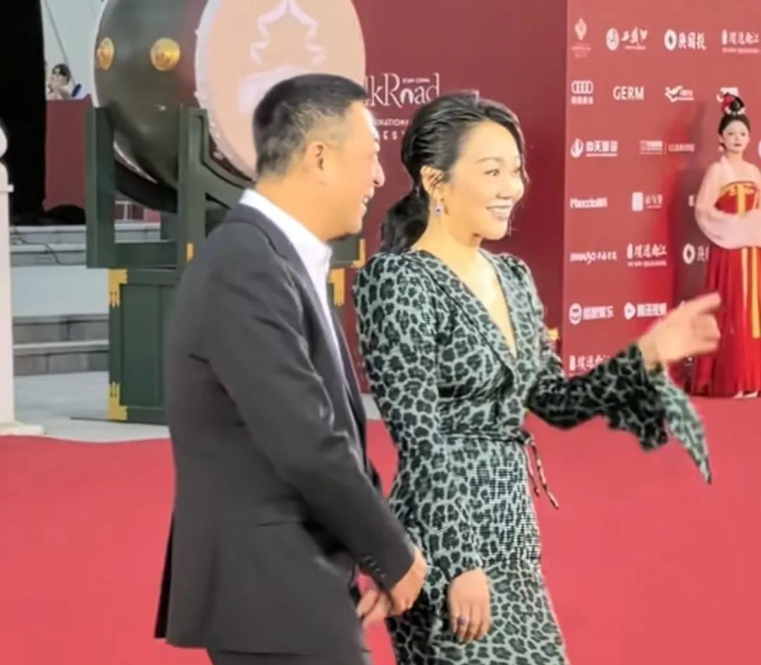 应用“明星娱乐第一现场”发布的视频，聚焦张嘉译和闫妮亮相第十一届丝绸之路国际电影